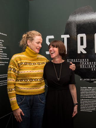 Maxine Peake and Exhibitions Officer, Alison Cooper. Photographie: Kyte Photography