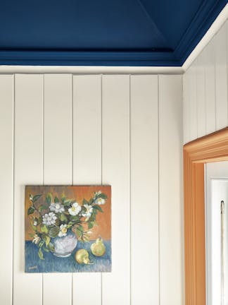 Mur: Flint 236, Plafond: Deep Space Blue 207, Cadre de Fenêtre: Marigold 209